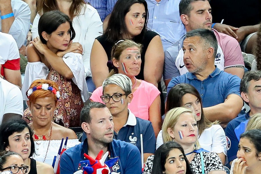 Κλαίνε οι καλλονές σύζυγοι των Γάλλων ποδοσφαιριστών που έχασαν τον τελικό του Euro 2016 [εικόνες] | iefimerida.gr 5