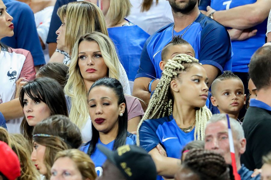 Κλαίνε οι καλλονές σύζυγοι των Γάλλων ποδοσφαιριστών που έχασαν τον τελικό του Euro 2016 [εικόνες] | iefimerida.gr 6