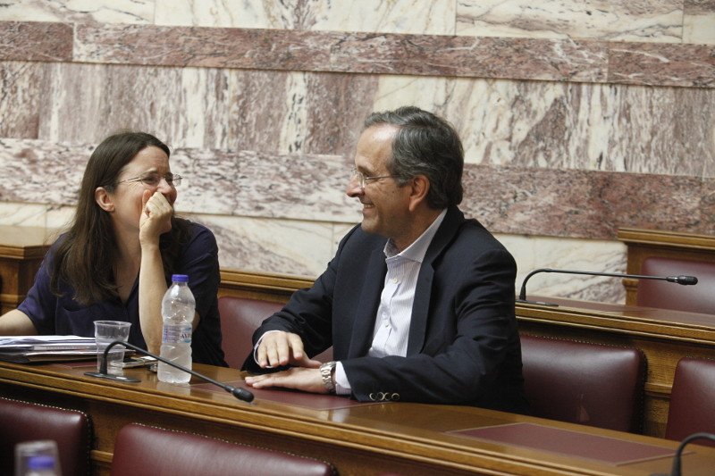 To παρασκήνιο της Κοινοβουλευτικής Ομάδας της ΝΔ -Οι ξανθιές, το μούσι του Αδωνι και μια ιστορική χειραψία [εικόνες] | iefimerida.gr 1