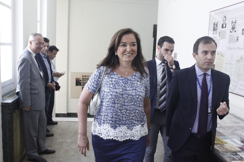 To παρασκήνιο της Κοινοβουλευτικής Ομάδας της ΝΔ -Οι ξανθιές, το μούσι του Αδωνι και μια ιστορική χειραψία [εικόνες] | iefimerida.gr 5