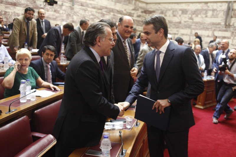 To παρασκήνιο της Κοινοβουλευτικής Ομάδας της ΝΔ -Οι ξανθιές, το μούσι του Αδωνι και μια ιστορική χειραψία [εικόνες] | iefimerida.gr 8