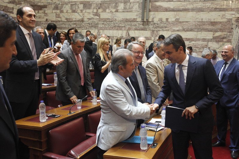 To παρασκήνιο της Κοινοβουλευτικής Ομάδας της ΝΔ -Οι ξανθιές, το μούσι του Αδωνι και μια ιστορική χειραψία [εικόνες] | iefimerida.gr 9