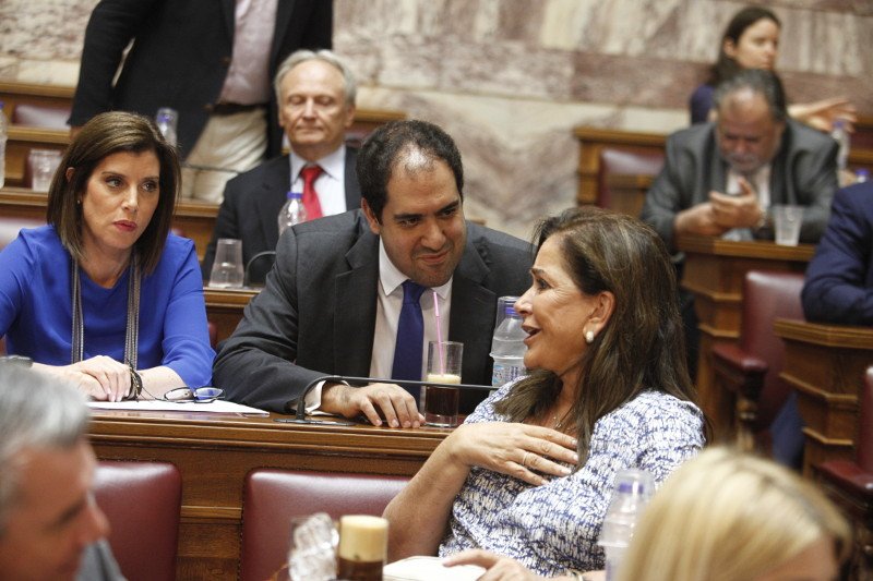 To παρασκήνιο της Κοινοβουλευτικής Ομάδας της ΝΔ -Οι ξανθιές, το μούσι του Αδωνι και μια ιστορική χειραψία [εικόνες] | iefimerida.gr 4