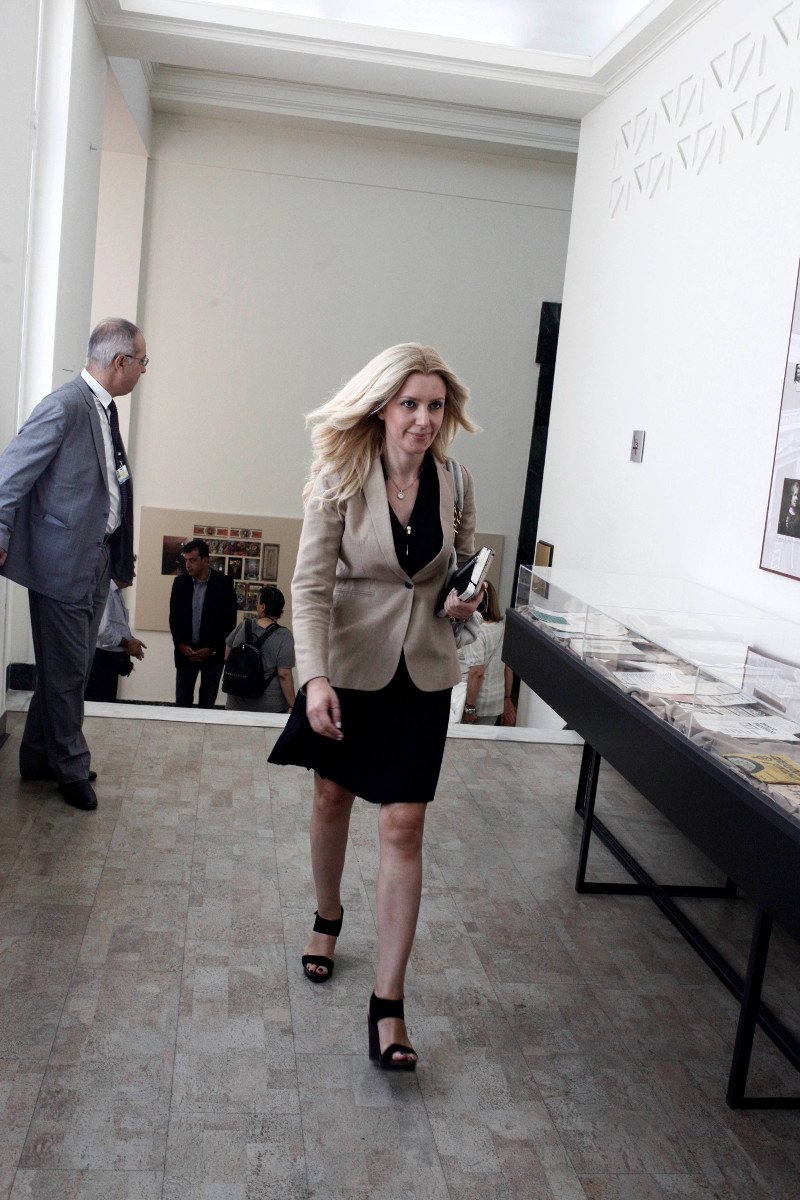 To παρασκήνιο της Κοινοβουλευτικής Ομάδας της ΝΔ -Οι ξανθιές, το μούσι του Αδωνι και μια ιστορική χειραψία [εικόνες] | iefimerida.gr 6