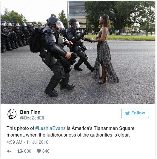 Μια εικόνα, ένα σύμβολο: 28χρονη μαύρη σταματάει τους αστυνομικούς στη Λουιζιάνα [εικόνες] | iefimerida.gr 0