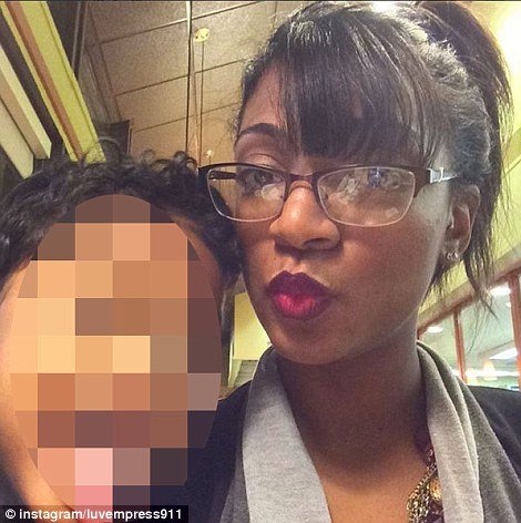 Μια εικόνα, ένα σύμβολο: 28χρονη μαύρη σταματάει τους αστυνομικούς στη Λουιζιάνα [εικόνες] | iefimerida.gr 3