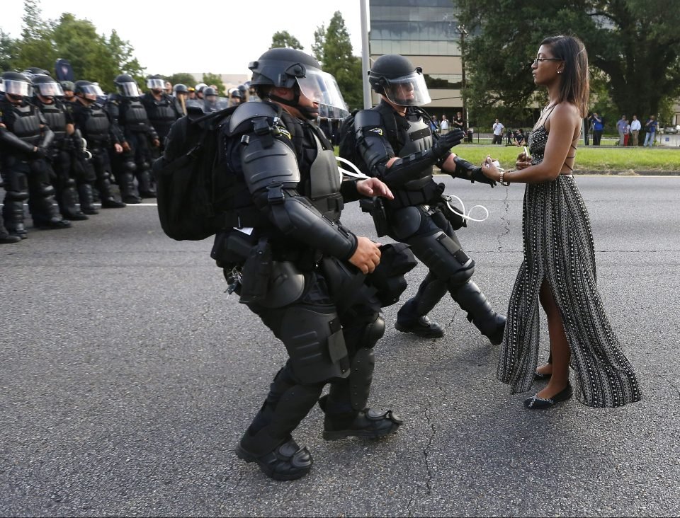 Μια εικόνα, ένα σύμβολο: 28χρονη μαύρη σταματάει τους αστυνομικούς στη Λουιζιάνα [εικόνες] | iefimerida.gr 5