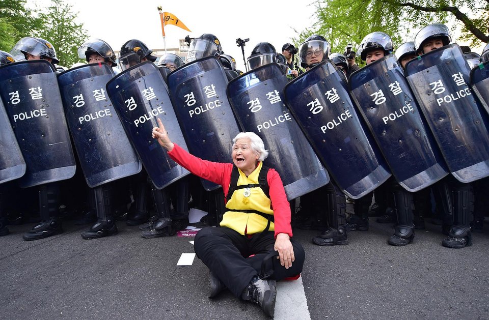 Οι γυναίκες που σταμάτησαν τα ΜΑΤ -Αγνωστες ηρωίδες του δρόμου [εικόνες] | iefimerida.gr 6