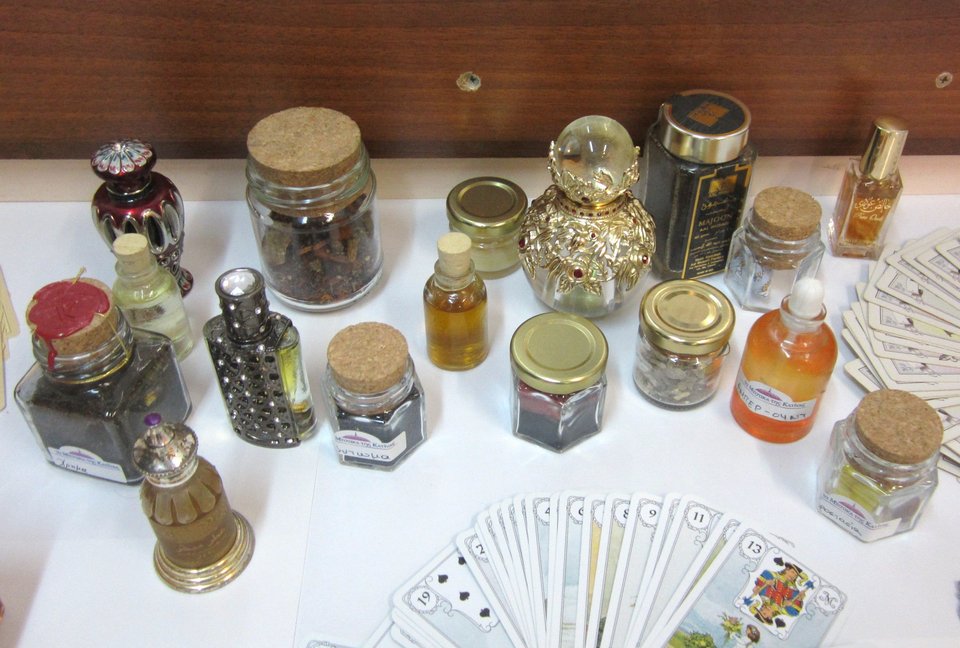 Το... μέντιουμ των διασήμων στη «φάκα» της Αστυνομίας -Έκαναν μέχρι και τουρνέ στα νησιά [εικόνες] | iefimerida.gr 0