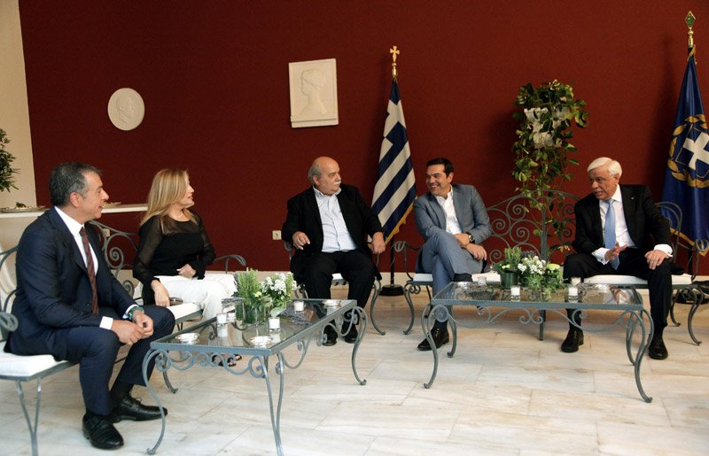 Το απίστευτο βλέμμα του Αλέξη Τσίπρα στους πολιτικούς αρχηγούς -Αμηχανία, τρακ και... γραβάτες [εικόνες] | iefimerida.gr 4