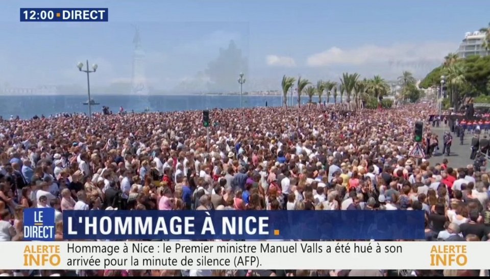 «Πάγωσε» ο χρόνος: Στη Νίκαια κράτησαν ενός λεπτού σιγή στη μνήμη των 84 θυμάτων [εικόνες&βίντεο] | iefimerida.gr 0