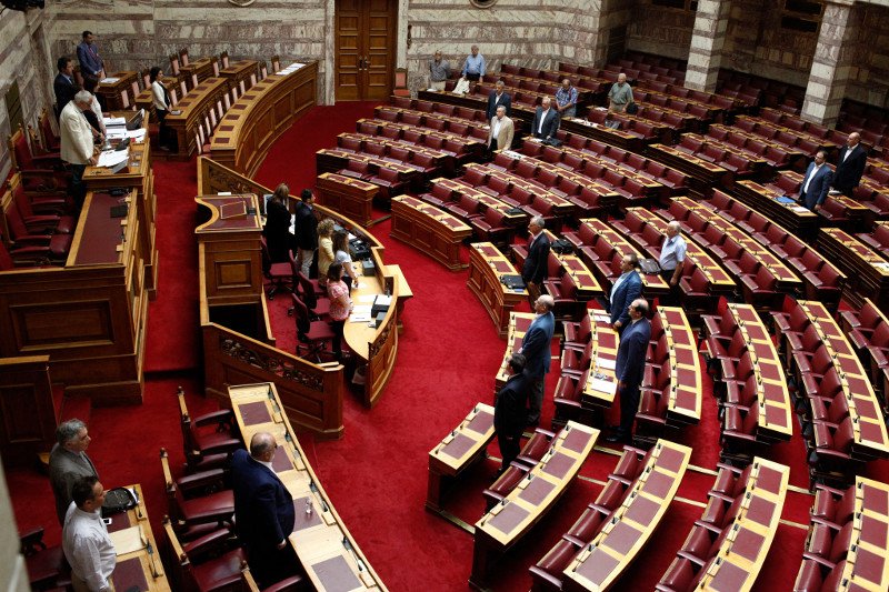 Ενός λεπτού σιγή στη Βουλή για τα θύματα της τουρκικής εισβολής στην Κύπρο [εικόνα] | iefimerida.gr 0