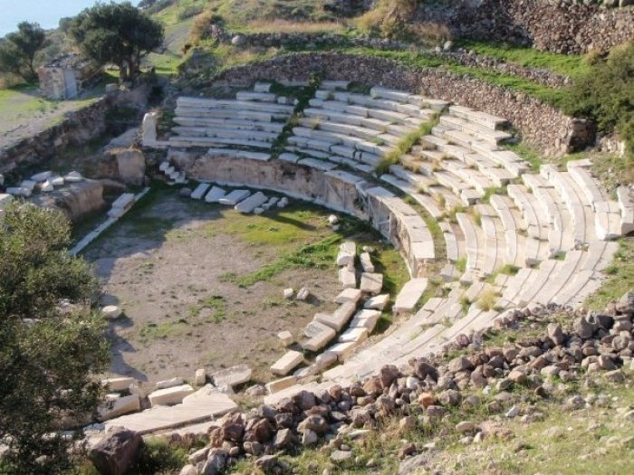 Ανοίγει για το κοινό το αρχαίο θέατρο στη Μήλο -Από τα καλύτερα σωζόμενα στις Κυκλάδες | iefimerida.gr 1