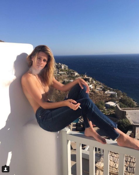 Η Μίσα Μπάρτον τόπλες στη Μύκονο [εικόνα] | iefimerida.gr 0