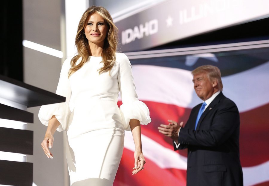 New York Times: Πόσο κόστισε, ποιος το σχεδίασε και τι σημαίνει το φόρεμα της Μελάνια Τραμπ [εικόνες] | iefimerida.gr 1