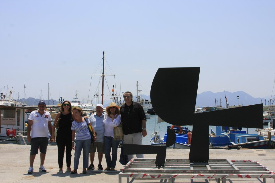 Τοποθετήθηκε εμβληματικό γλυπτό του Μόραλη στο λιμάνι της Αίγινας [εικόνες] | iefimerida.gr 2