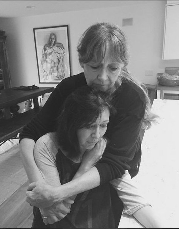 H «Μπρέντα» του Beverly Hills δίνει μάχη με τον καρκίνο: H στιγμή που ξυρίζει το κεφάλι της [εικόνες] | iefimerida.gr 0