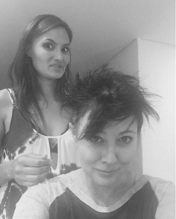 H «Μπρέντα» του Beverly Hills δίνει μάχη με τον καρκίνο: H στιγμή που ξυρίζει το κεφάλι της [εικόνες] | iefimerida.gr 2