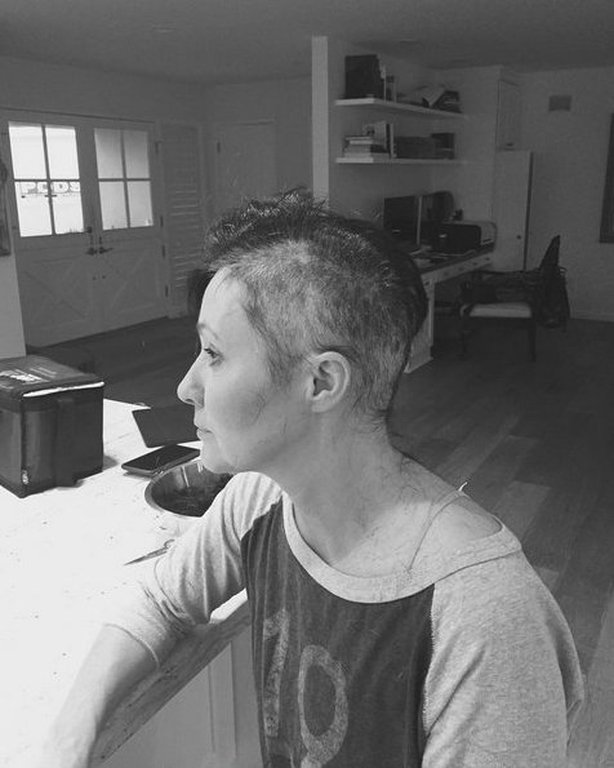 H «Μπρέντα» του Beverly Hills δίνει μάχη με τον καρκίνο: H στιγμή που ξυρίζει το κεφάλι της [εικόνες] | iefimerida.gr 3