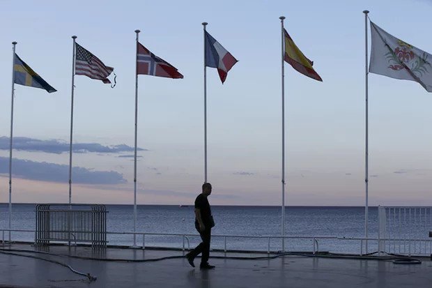 Νίκαια: Ο τόπος του μακελειού, στο πρώτο φως της ημέρας -Σοροί, σπασμένα παιδικά καρότσια, μανάδες που ψάχνουν τα παιδιά τους [εικόνες] | iefimerida.gr 1