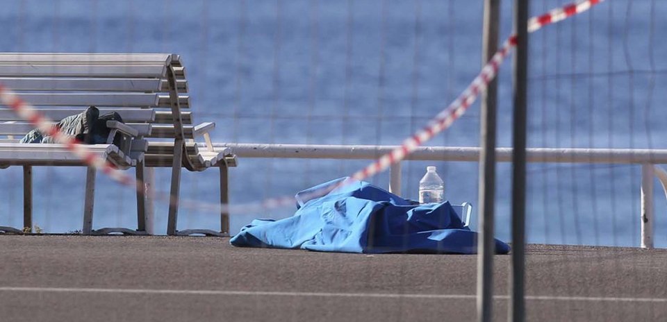 Η Νίκαια μετά το μακελειό -Δάκρυα, τρόμος, αλλά η ζωή συνεχίζεται [εικόνες] | iefimerida.gr 4