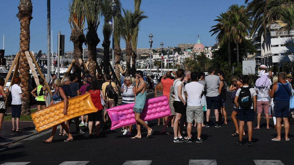 Η Νίκαια μετά το μακελειό -Δάκρυα, τρόμος, αλλά η ζωή συνεχίζεται [εικόνες] | iefimerida.gr 8