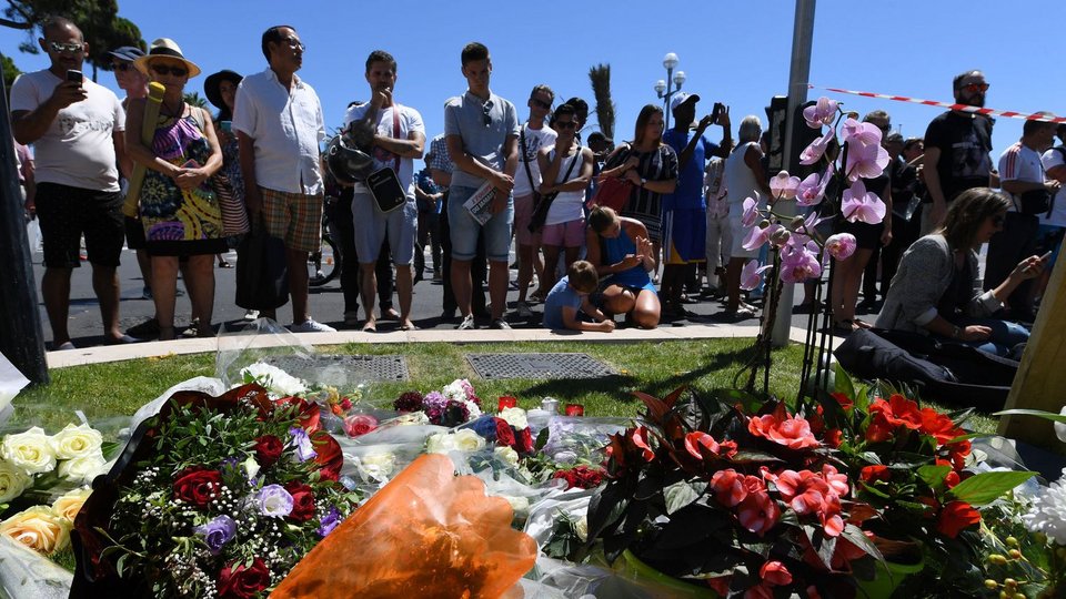 Η Νίκαια μετά το μακελειό -Δάκρυα, τρόμος, αλλά η ζωή συνεχίζεται [εικόνες] | iefimerida.gr 7