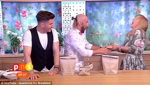 Σίδερο καρφώθηκε στο χέρι παρουσιάστριας μετά από αποτυχημένο μαγικό τρικ [εικόνες & βίντεο] | iefimerida.gr 2