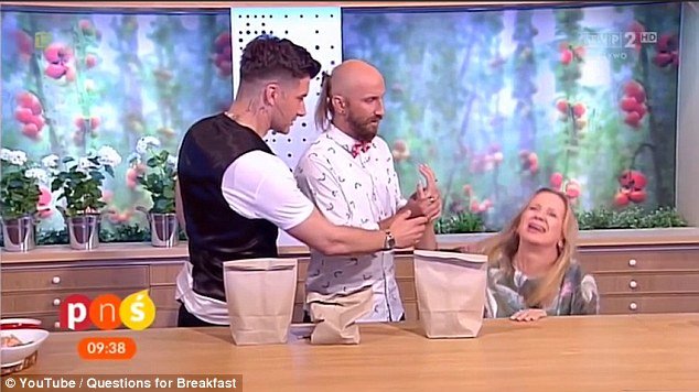 Σίδερο καρφώθηκε στο χέρι παρουσιάστριας μετά από αποτυχημένο μαγικό τρικ [εικόνες & βίντεο] | iefimerida.gr 3