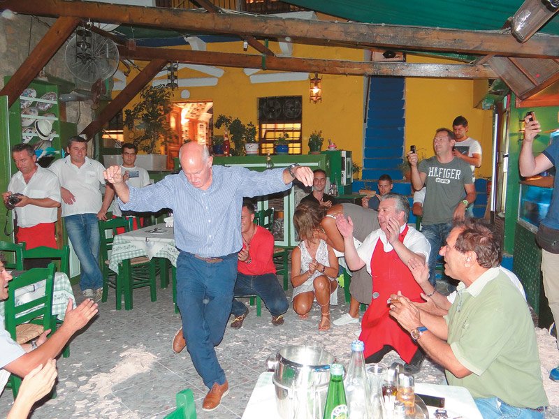 Το ζεϊμπέκικο του Γιώργου Παπανδρέου που έκανε... άνω-κάτω ταβέρνα στη Σύμη [εικόνες] | iefimerida.gr 0