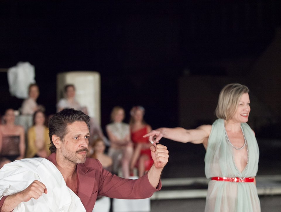 Η «Λυσιστράτη» του Εθνικού έκανε κατάληψη στο Μετρό του Συντάγματος [εικόνες] | iefimerida.gr 1