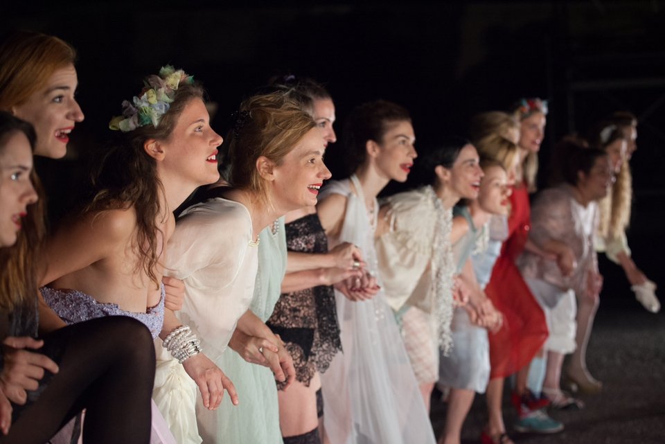 Η «Λυσιστράτη» του Εθνικού έκανε κατάληψη στο Μετρό του Συντάγματος [εικόνες] | iefimerida.gr 0