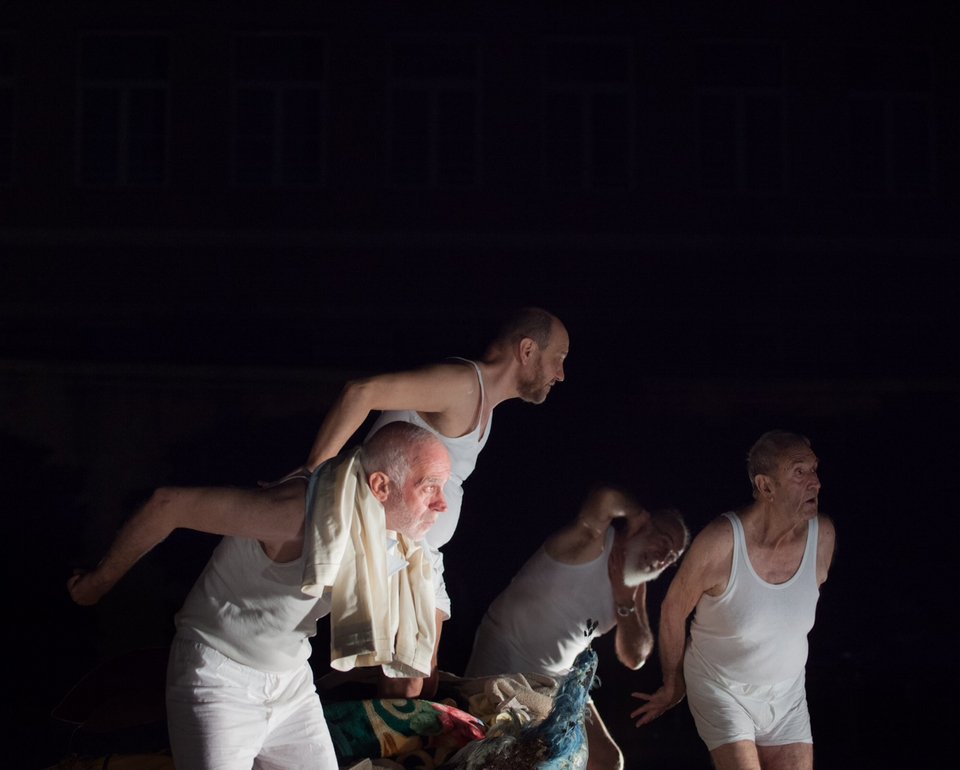 Η «Λυσιστράτη» του Εθνικού έκανε κατάληψη στο Μετρό του Συντάγματος [εικόνες] | iefimerida.gr 2