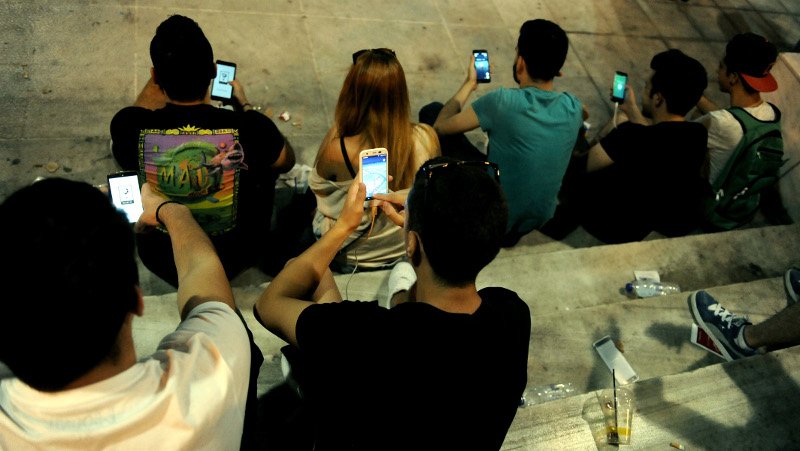 Η φρενίτιδα του Pokemon Go κυριεύει και την Αθήνα -Καρέ καρέ το κυνήγι Πόκεμον σε Σύνταγμα και Μοναστηράκι [εικόνες] | iefimerida.gr 0