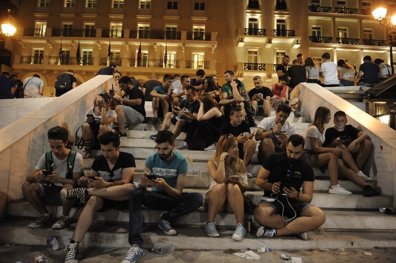 Η φρενίτιδα του Pokemon Go κυριεύει και την Αθήνα -Καρέ καρέ το κυνήγι Πόκεμον σε Σύνταγμα και Μοναστηράκι [εικόνες] | iefimerida.gr 10