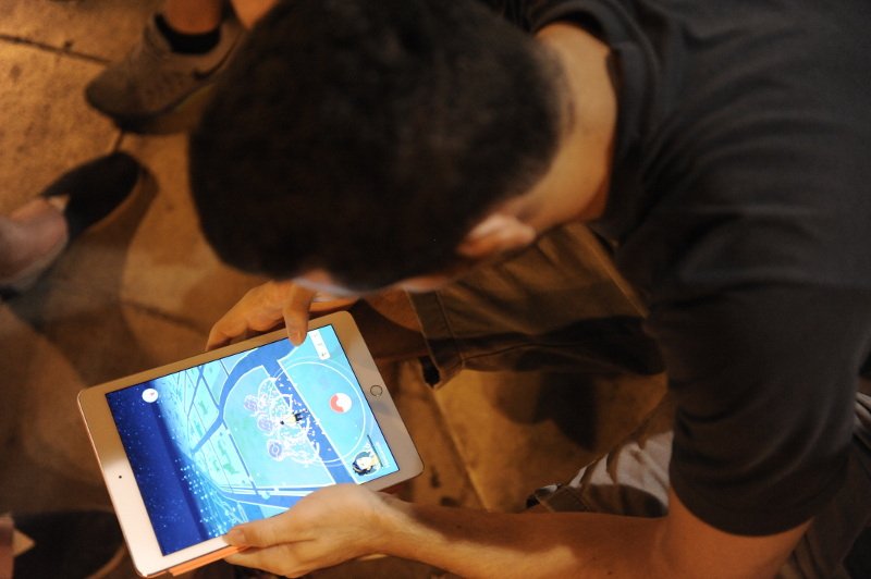 Η φρενίτιδα του Pokemon Go κυριεύει και την Αθήνα -Καρέ καρέ το κυνήγι Πόκεμον σε Σύνταγμα και Μοναστηράκι [εικόνες] | iefimerida.gr 11