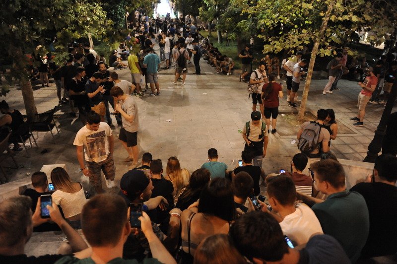 Η φρενίτιδα του Pokemon Go κυριεύει και την Αθήνα -Καρέ καρέ το κυνήγι Πόκεμον σε Σύνταγμα και Μοναστηράκι [εικόνες] | iefimerida.gr 12