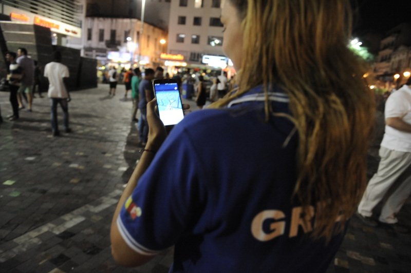 Η φρενίτιδα του Pokemon Go κυριεύει και την Αθήνα -Καρέ καρέ το κυνήγι Πόκεμον σε Σύνταγμα και Μοναστηράκι [εικόνες] | iefimerida.gr 13