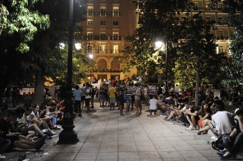 Η φρενίτιδα του Pokemon Go κυριεύει και την Αθήνα -Καρέ καρέ το κυνήγι Πόκεμον σε Σύνταγμα και Μοναστηράκι [εικόνες] | iefimerida.gr 14