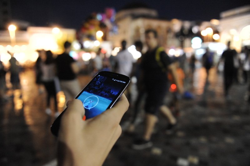 Η φρενίτιδα του Pokemon Go κυριεύει και την Αθήνα -Καρέ καρέ το κυνήγι Πόκεμον σε Σύνταγμα και Μοναστηράκι [εικόνες] | iefimerida.gr 15
