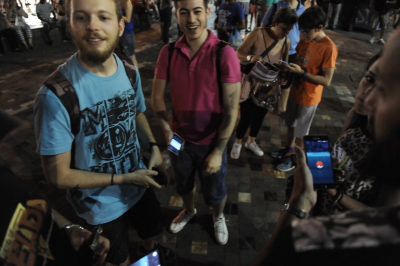 Η φρενίτιδα του Pokemon Go κυριεύει και την Αθήνα -Καρέ καρέ το κυνήγι Πόκεμον σε Σύνταγμα και Μοναστηράκι [εικόνες] | iefimerida.gr 16