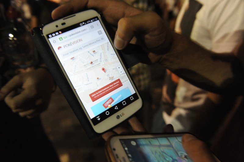 Η φρενίτιδα του Pokemon Go κυριεύει και την Αθήνα -Καρέ καρέ το κυνήγι Πόκεμον σε Σύνταγμα και Μοναστηράκι [εικόνες] | iefimerida.gr 17