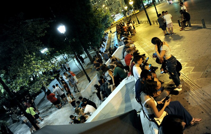Η φρενίτιδα του Pokemon Go κυριεύει και την Αθήνα -Καρέ καρέ το κυνήγι Πόκεμον σε Σύνταγμα και Μοναστηράκι [εικόνες] | iefimerida.gr 1