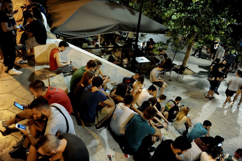 Η φρενίτιδα του Pokemon Go κυριεύει και την Αθήνα -Καρέ καρέ το κυνήγι Πόκεμον σε Σύνταγμα και Μοναστηράκι [εικόνες] | iefimerida.gr 2