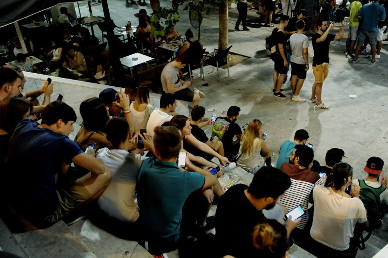 Η φρενίτιδα του Pokemon Go κυριεύει και την Αθήνα -Καρέ καρέ το κυνήγι Πόκεμον σε Σύνταγμα και Μοναστηράκι [εικόνες] | iefimerida.gr 4