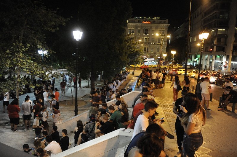 Η φρενίτιδα του Pokemon Go κυριεύει και την Αθήνα -Καρέ καρέ το κυνήγι Πόκεμον σε Σύνταγμα και Μοναστηράκι [εικόνες] | iefimerida.gr 5