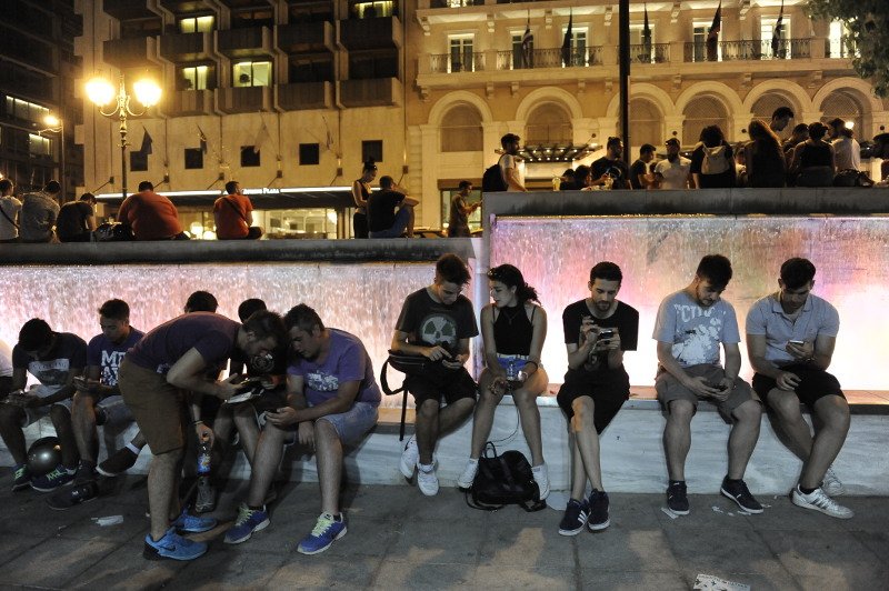 Η φρενίτιδα του Pokemon Go κυριεύει και την Αθήνα -Καρέ καρέ το κυνήγι Πόκεμον σε Σύνταγμα και Μοναστηράκι [εικόνες] | iefimerida.gr 7