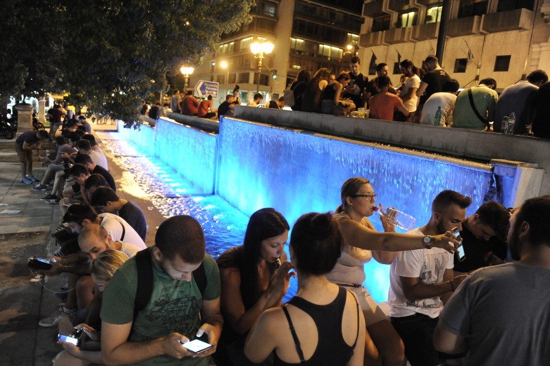 Η φρενίτιδα του Pokemon Go κυριεύει και την Αθήνα -Καρέ καρέ το κυνήγι Πόκεμον σε Σύνταγμα και Μοναστηράκι [εικόνες] | iefimerida.gr 8