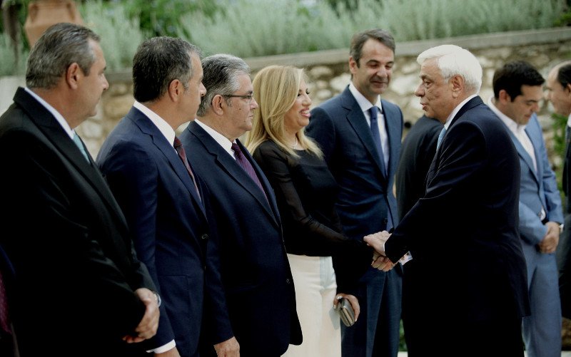 Εντυπωσιακές κυρίες στο Προεδρικό Μέγαρο -Εκθαμβωτική Κατερίνα Μάρκου στα κίτρινα, με αέρινο φόρεμα η Κεφαλογιάννη [εικόνες] | iefimerida.gr 6