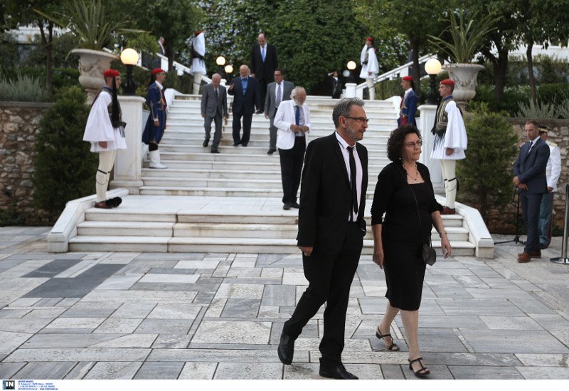 Εντυπωσιακές κυρίες στο Προεδρικό Μέγαρο -Εκθαμβωτική Κατερίνα Μάρκου στα κίτρινα, με αέρινο φόρεμα η Κεφαλογιάννη [εικόνες] | iefimerida.gr 11